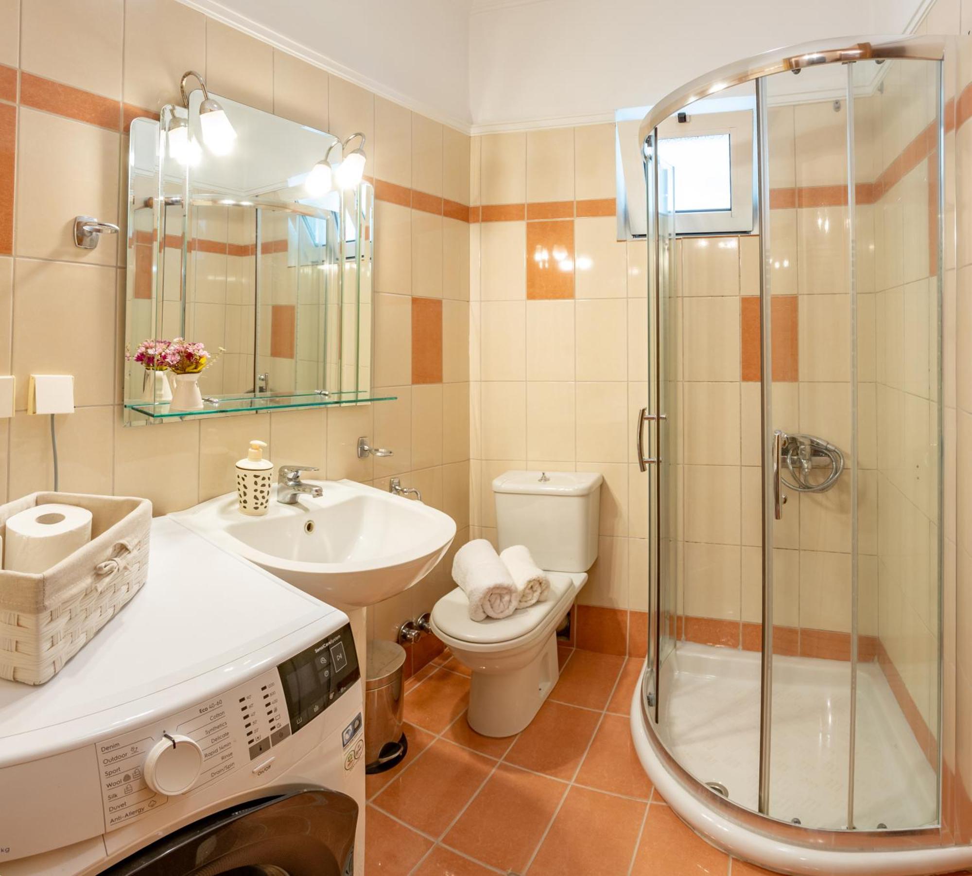 Rachi Apartments, Apartment